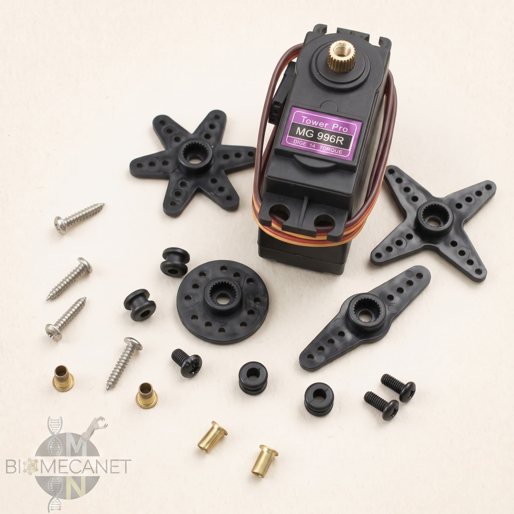 Servomotor MG996R Tower Pro de piñonería metálica con sus accesorios